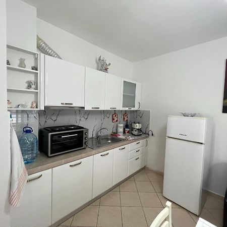 Vivi La Tua Vacanza Con L'Appartamento 1 Di Ervin! Enjoy Your Holiday With Ervin'S Apartment 1! Vlorë エクステリア 写真